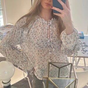 Söt blus 😍 - Jättesöt blus inköpt på paper closet i Australien. Sparsamt använd ❣️strl S