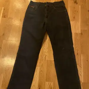 Ett par coola väldigt mörkblå baggy jeans. De är nästan svarta men man ser att de är lite blåa. Har använt de väldigt lite, så jättebra skick❤️