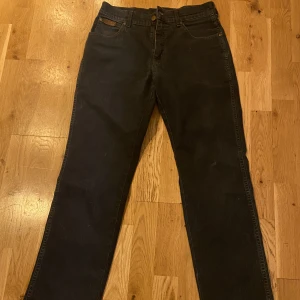 Baggy jeans - Ett par coola väldigt mörkblå baggy jeans. De är nästan svarta men man ser att de är lite blåa. Har använt de väldigt lite, så jättebra skick❤️