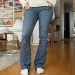 Lågmidjade jeans  - Snygga lågmidjade jeans! Midjemåttet rakt över är ca 42cm och innerbenslängden 81cm💓