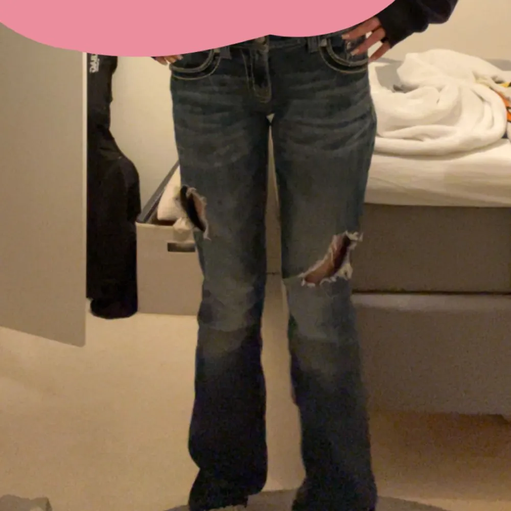 Superfina  lowwaist miss me jeans💕 Köparen står för frakten!💕. Jeans & Byxor.