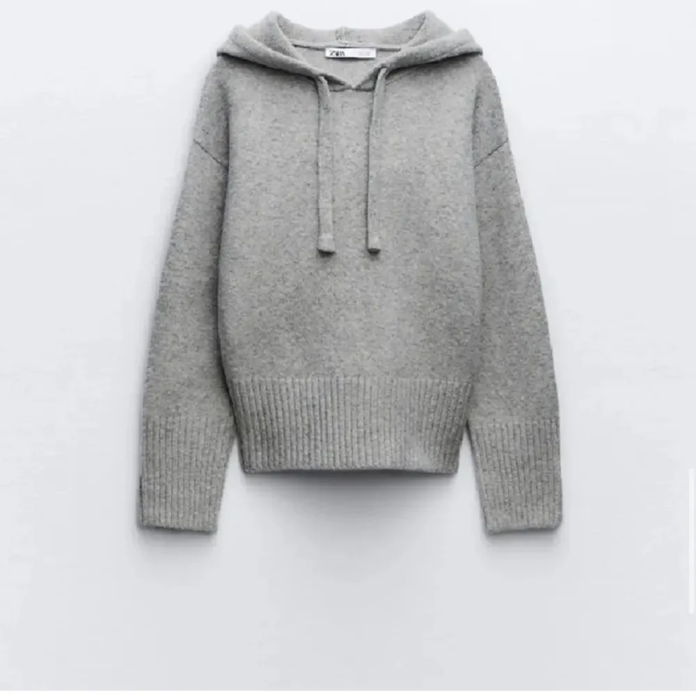 Säljer min super fina stickade hoodie från zara❤️jag har använt den två gånger❤️köpare står för frakten . Tröjor & Koftor.