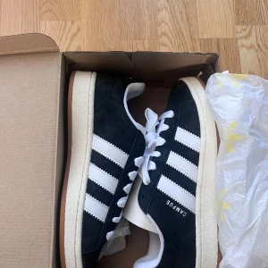 Adidas campus 00’s - Helt nya svarta adidas campus 00’s Beställde fel storlek 