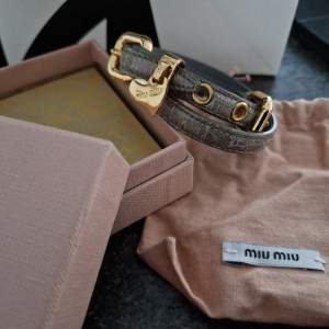 (Prada) Miumiu armband, jättefint. Slutsålt. Inköpt på vestiaire collective. Double, greige skinn med gulddetaljer.