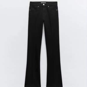 Svarta bootcut jeans från zara med låg/medelhög midja🙌🏼 Endast använda några gånger, lite små för mig som vanligtvis har 34/xs i byxor💓