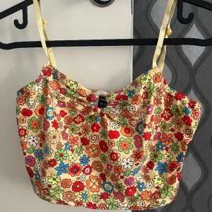 Somrig topp - Söt somrig topp som passar perfekt nu till vår och sommar! Aldrig använd🥰