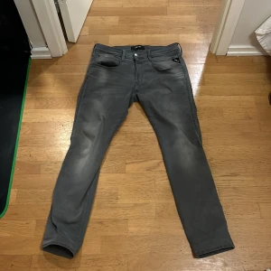 Replay jeans - Säljer nu ett par replay jeans i skick 7.5/10. Köpta på NK för 1800 säljer för 450. Skriv om du har någon fråga. 