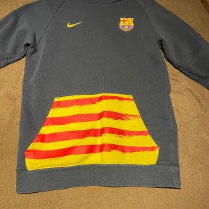 Barcelona hoodie  - En Barcelona hoodie i storlek S. Mycket bra skick 