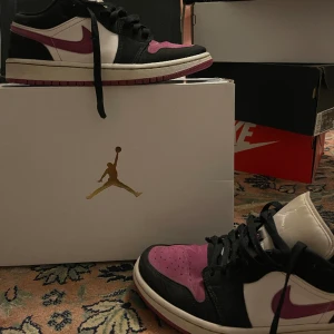 Air Jordan  - Mycket fina Jordans i lila/rosa färg. Dom är andvända men är i bra skick. Storlek 40. Säljer för 750kr💓💓
