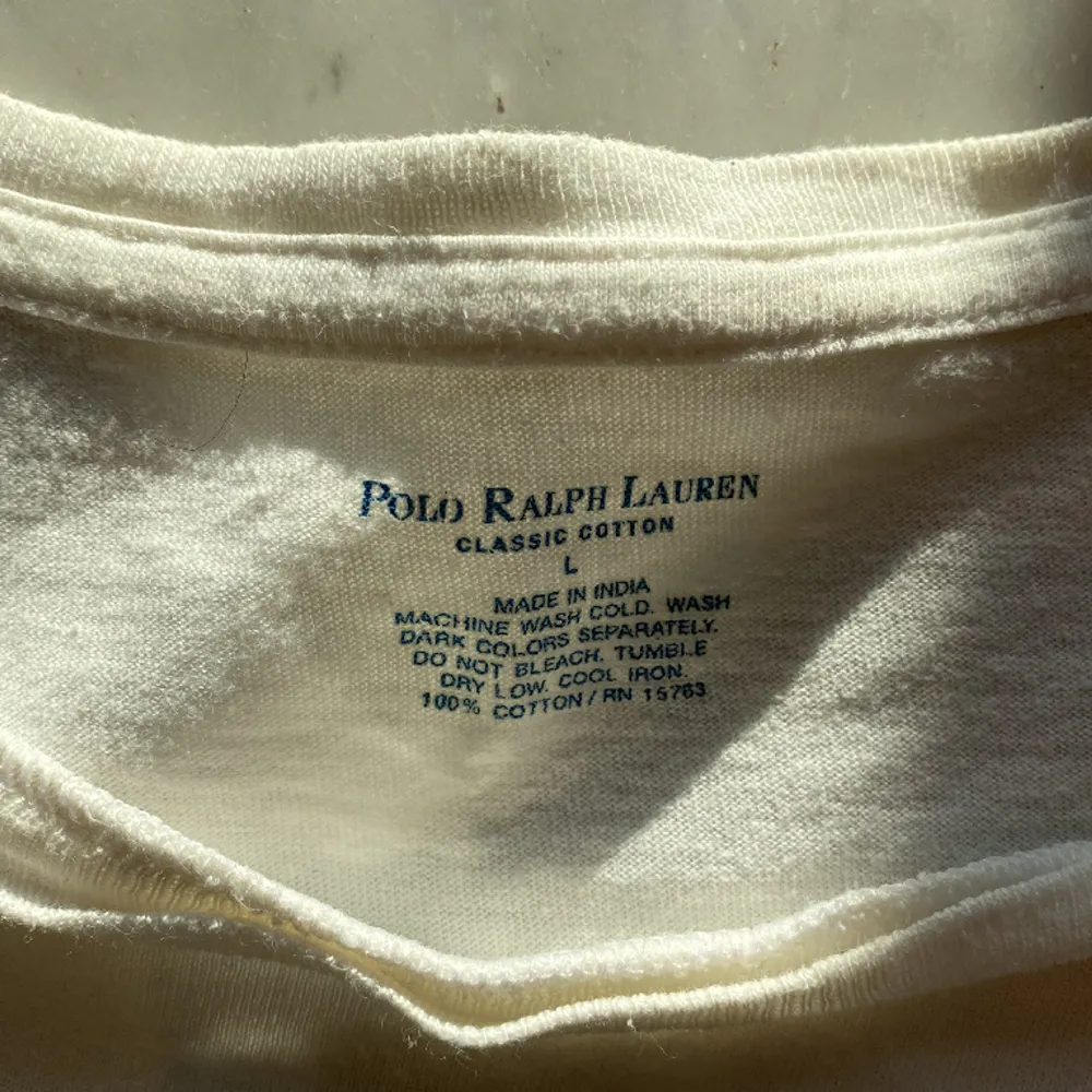 Säljer en helt oanvänd ralph lauren tshirt! Storlek L!. T-shirts.
