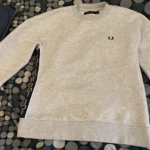 Fred perry tröja - Tja! Säljer denna riktigt snygga fred perry tröja i storlek 14-16 passar också bra för xs/s. Hör av er om ni har frågor!