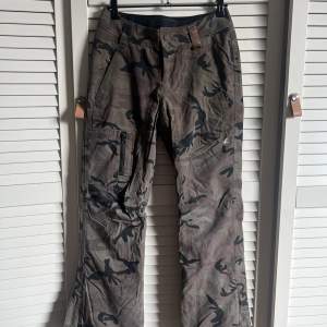 Cool camouflage Ski snowboard pants from Holden. Used with some marks in the back bottom (see last photo). Fits true to size. XS