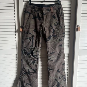 Skidbyxa Holden camo - Cool camouflage Ski snowboard pants from Holden. Used with some marks in the back bottom (see last photo). Fits true to size. XS