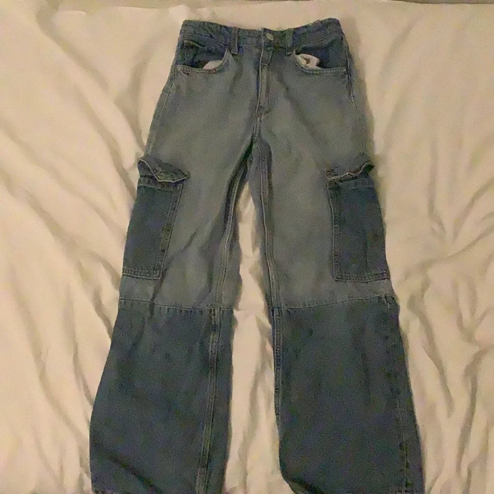 Hög midjade jeans med två nyanser 140 storlek bra skick. Jeans & Byxor.