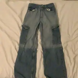 Hög midjade jeans med två nyanser 140 storlek bra skick