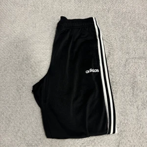 Adidas byxor - Säljer mina knappt använda adidas byxor i large, är som nya. 