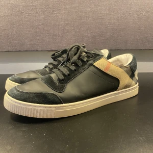 Burberry Skor  - Hej! Säljer nu mina skor från märket Burberry , Storlek 44 fint skick. Tveka inte på att höra av dig om du har frågor eller funderingar kring varan! 