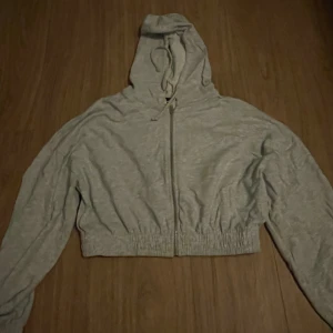 Croppad hoddie - En croppad hoddie, super skön aldrig använt då den inte passar 