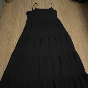 LångKlänningen  - Svart långklänning, fin och skön, aldrig använd 
