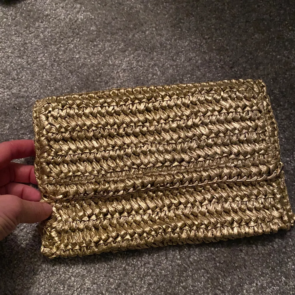 Guldig kuvertväska i strå från H&M, helt ny. Väskor.