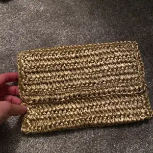 Guldig kuvertväska i strå från H&M, helt ny