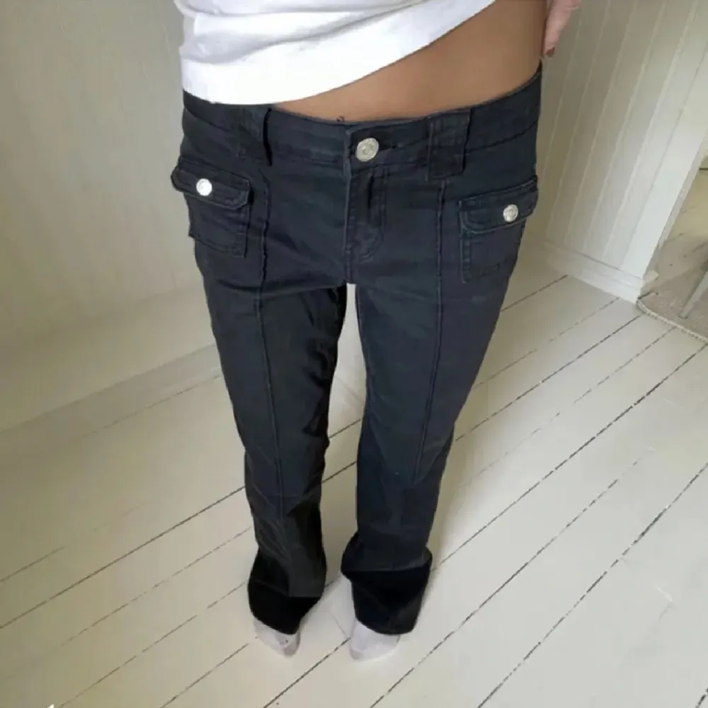 Eftertraktade hm jeans utan bakfickor. Storlek 34, de är stretchiga. Midjemått: 37 cm rakt över och benen är avklippta med innerbenslängd: 78 cm. ❤️. Jeans & Byxor.