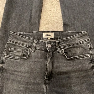 Gråa Only Jeans🩶 - Säljer mina gråa jeans pågrund av att dom har blivit för korta för mig. Super fina och älskar färgen🩶Dom är rätt så lågmidjade och boot cut. Inga skador eller hål. Hör av dig privat för fler bilder🙏🏽