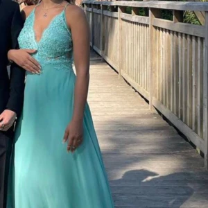 Balkläning - Helt underbar bal kläning. Pistaschfärgad, passar underbart inför bal eller störste firande. Har ett underbart material är är använd 1 gång. 