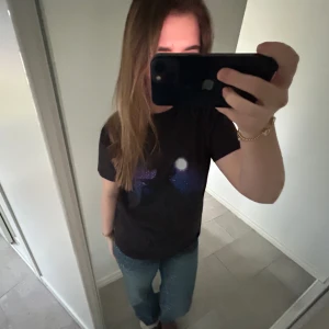 GANNI T-SHIRT  - Säljer denna Ganni T-shirt, knappast använd storlek xs men sitter som en M🩷