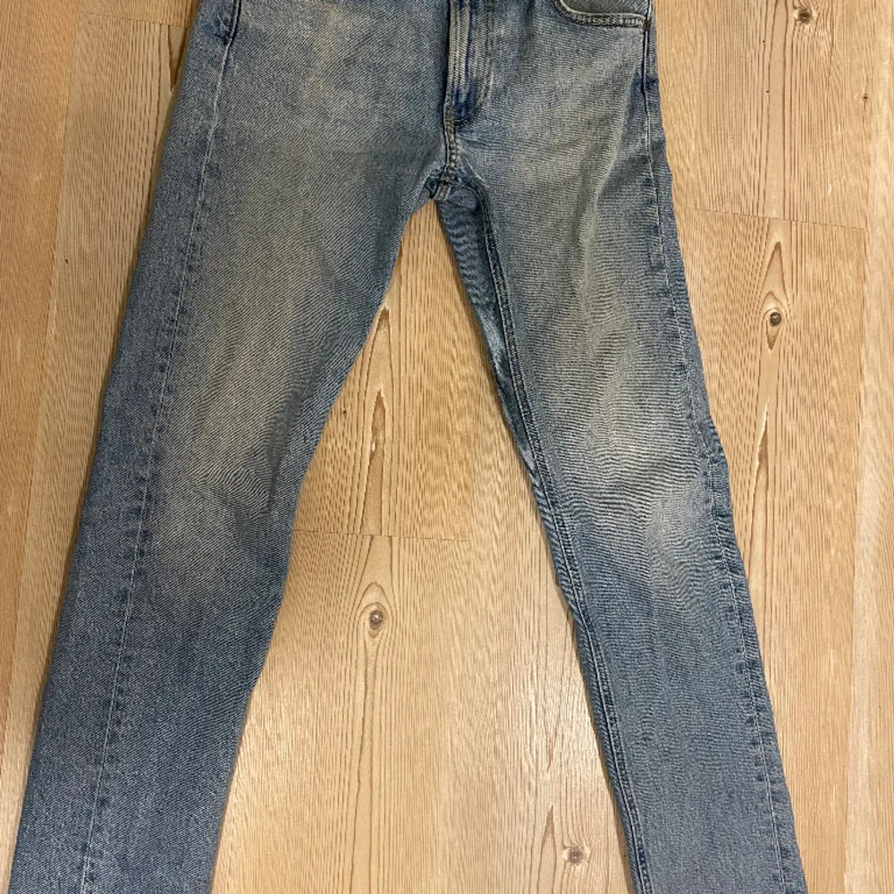 Säljer ett par LEE jeans i storlek 30/32 och 9/10 skick som nya, hör av dig vid frågor. Jeans & Byxor.