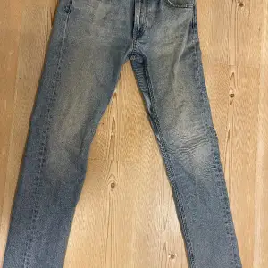 Säljer ett par LEE jeans i storlek 30/32 och 9/10 skick som nya, hör av dig vid frågor
