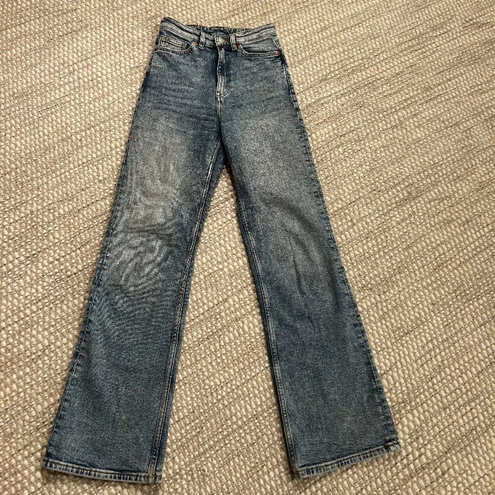 Blåa jeans från Monki i storlek 24. Vida och höga i midjan.  50kr. Jeans & Byxor.