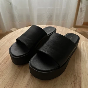 Platå slip-ins - Svarta slip-ins med platåsula från Pull&Bear, använda 1 gång, storlek 39