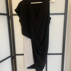 Asymmetrisk klänning från Zara - Fin klänning från Zara! 