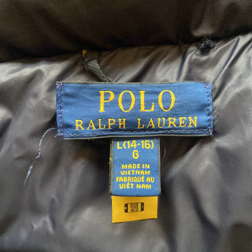 Säljer den här Ralph Lauren jackan storlek L barn, den har inga defekter och är i ny skick. Jackan är perfekt för höst vår och vinter. Nypris 3000kr mitt pris 999kr. Jackor.