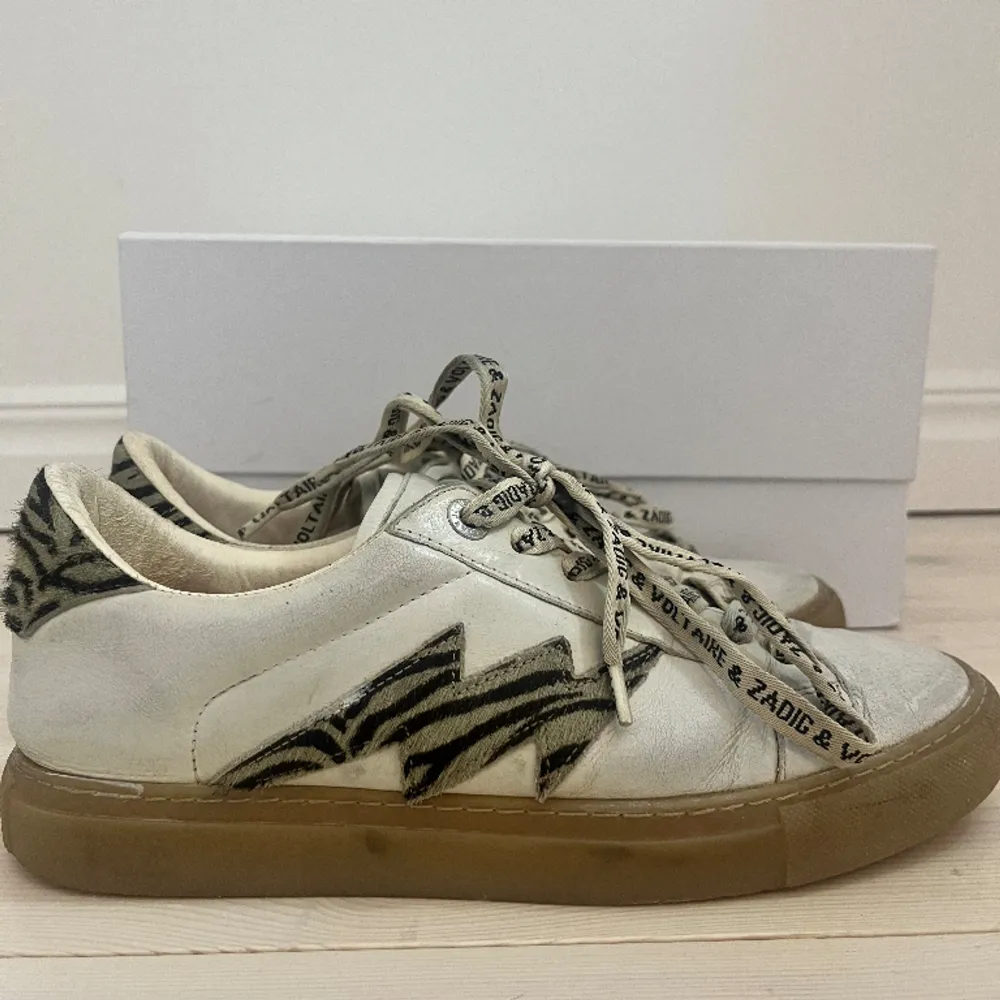 Super snygga vita sneakers från Zadig&Voltaire med zebra detaljer💓💓bara att höra av er vid frågor!!. Skor.