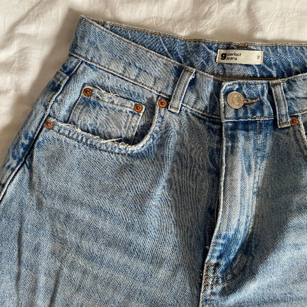 Ljusblåa jeans med hål/ slitningar från Gina Tricot, högmidjade, storlek 36. Använda men fortfarande i bra skick. Skriv privat för fler bilder eller frågot. Köpta för ca 500💞. Jeans & Byxor.