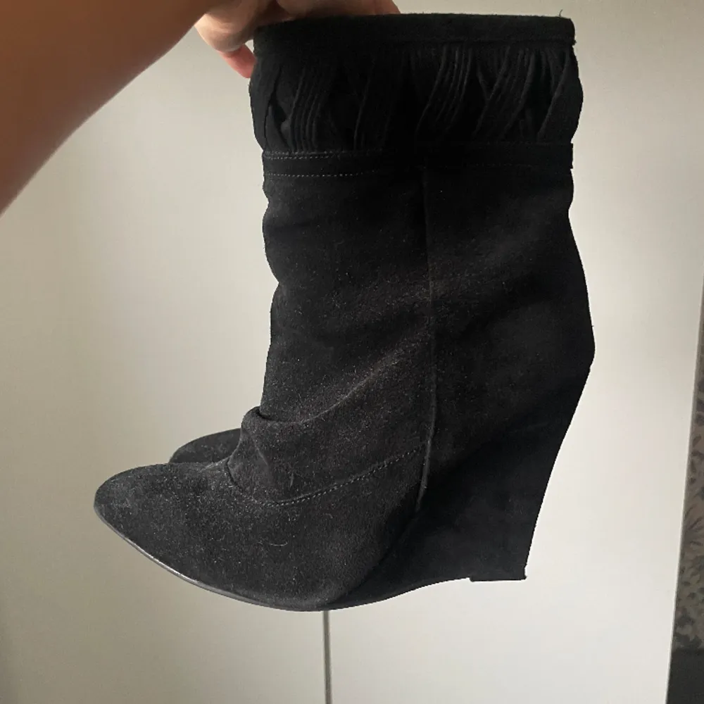 Intresse koll på mina boots från Hm i äkta mocka, andvända en gång💕Pris kan diskuteras! . Skor.