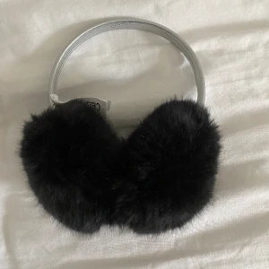 öronmuffar - säljer dessa öronmuffar ifrån cubus, dom är i ett fint skick säljer dom pga att jag har likadana💓 pris: 50kr
