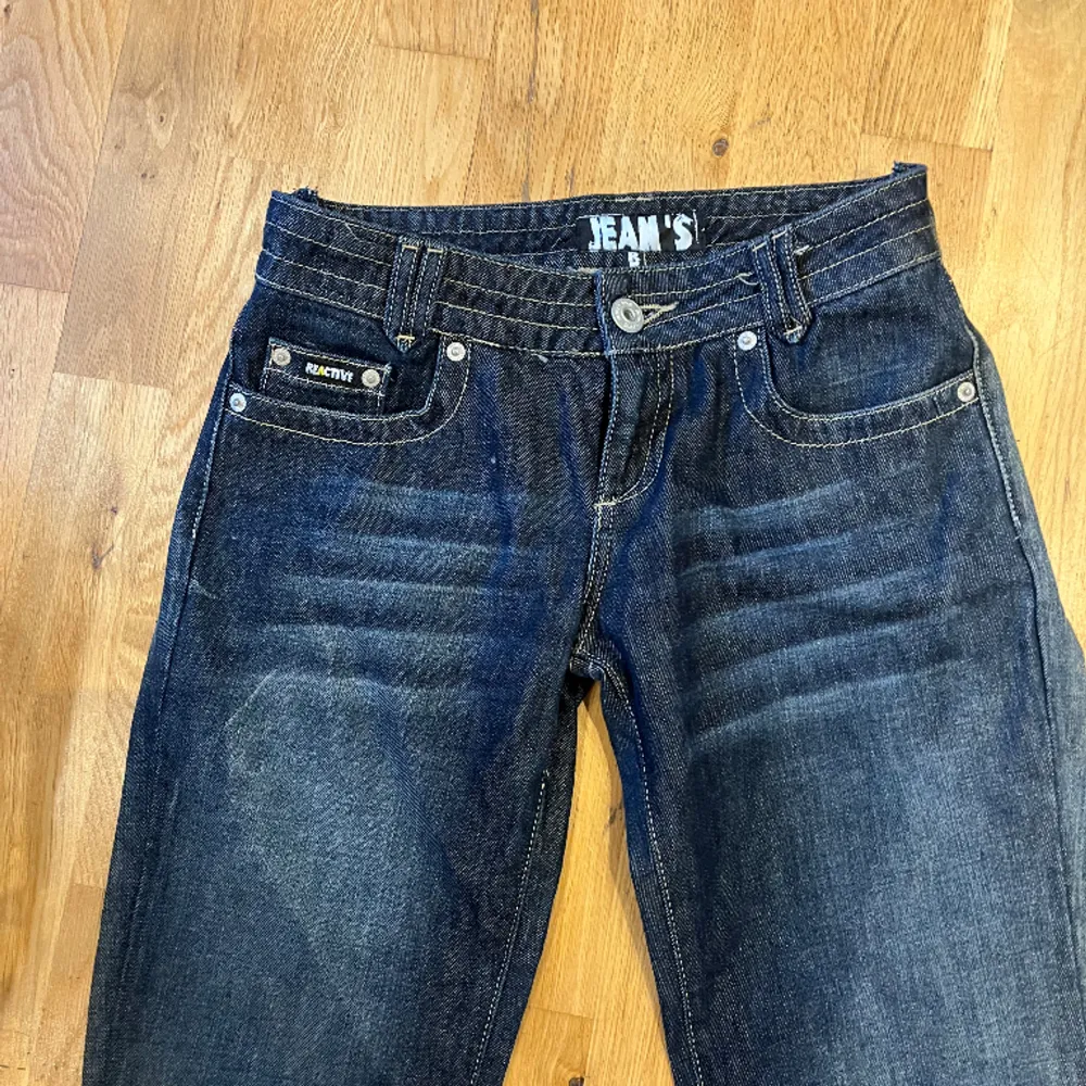 Utsvängda lågmidjade jeans, insydda i midjan (kan skicka bilder) utöver det superbra skick!❤️ Midja: 36 rakt över  Innerbenslängd: 88cm. Jeans & Byxor.