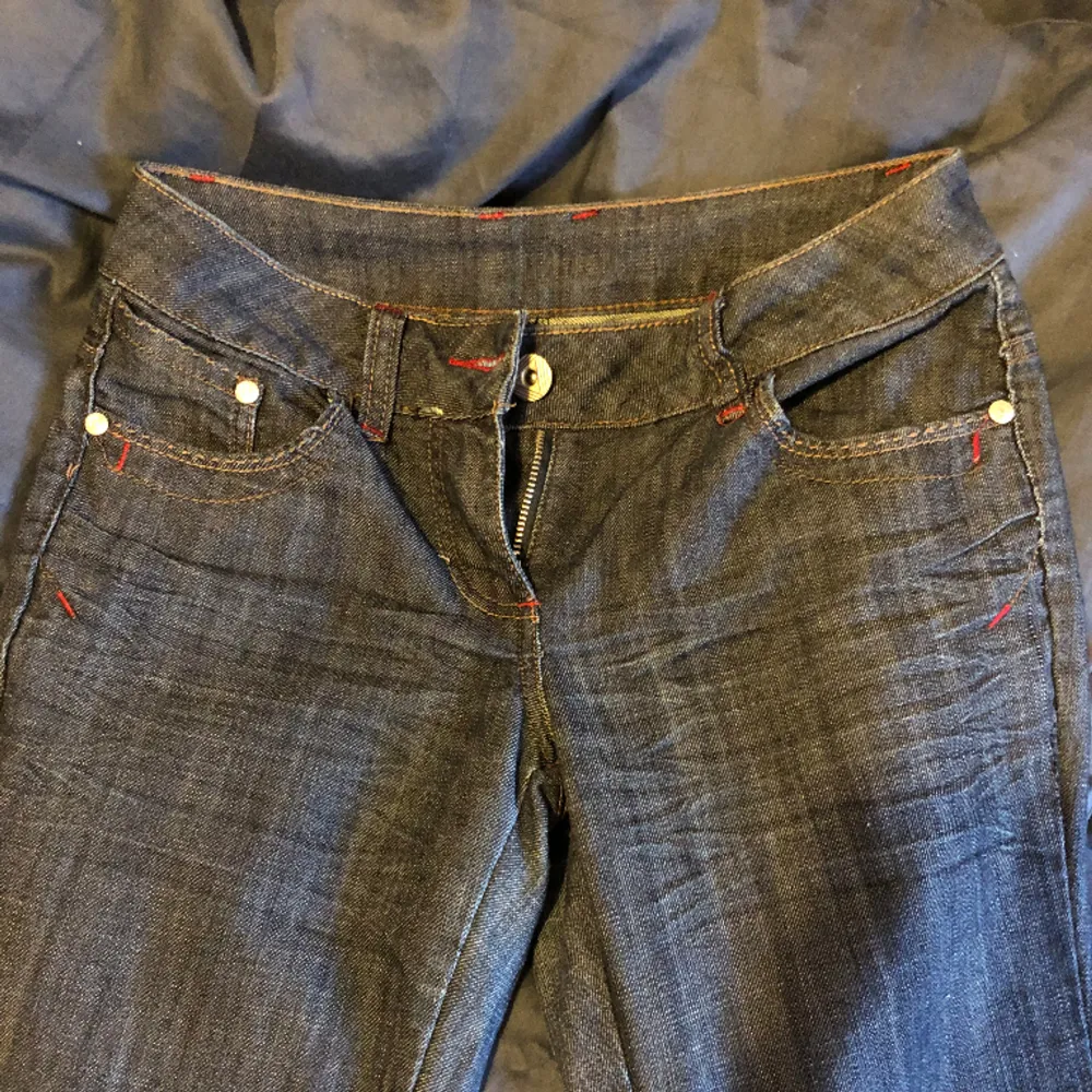 Så snygga lågmidjade bootcut jeans! Köpta second hand men är i fint skick! Midjemått: ca 70cm + strech, innerbenet: 73cm. Jeans & Byxor.