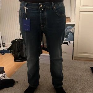 Jacob cohen  - Feta jocob cohen byxor.  Nypris 7098kr Storlek 36 Bard  Skriv om ni har funderingar eller vill ha mer bilder.  Köpta på nk