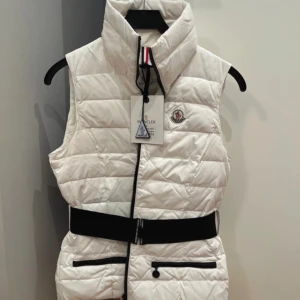Moncler väst - Ny. Storlek s/m