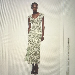 Zara klänninh - SÖKER denna klänning från Zara!!! Storlek XS-S