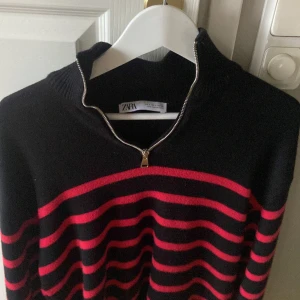 Randig zip up tröja zara  - Stickad zip up tröja med lite hög krage från zara, knappt använd. Jag fick den för ish 2 år sedan. Denna säljs inte längre. Super skön och snygg!