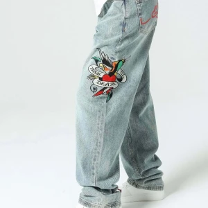 Ed Hardy jeans - Ed Hardy jeans i storleken W28! Säljer för att jag inte använder dem mer. Köpta för 2 månader sen och använda fåtal gånger.