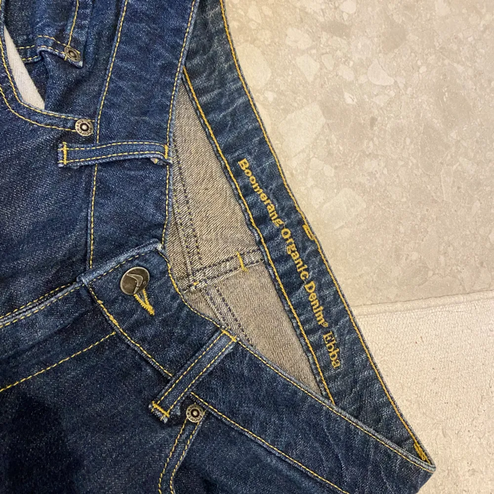 Skulle säga storlek M, det står storlek W32 L32 på jeansen. De har använts 1 gång sen jag köpte dem och är i bästa skick. . Jeans & Byxor.