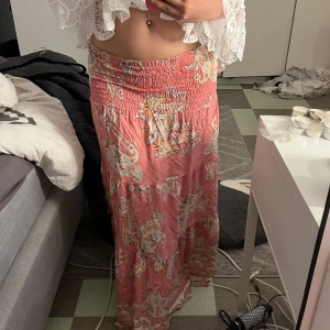 Mönstrad kjol - En söt rosa mönstrad kjol som inte används längre! Jätte gullig och knappt använd. Jag är 160cm och den passar perfekt i längd! Nypris 700kr