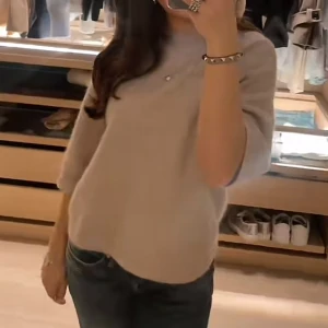 & other stories stickad t-shirt  - Stickad t-shirt i alpacka och merinoull med rund halsringning. Storlek XS men passar även S💕Köpt för 690kr✨Köparen står för frakten!