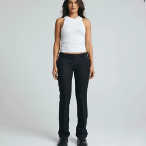 Lågmidjade kostymbyxor med slit - BikBoks lågmidjade kostymbyxor med slit. Första bilden är från bikboks hemsida men de andra är egentagna! Har använd dem en del men är i väldigt bra skick!💕Säljer då de har blivit för små för mig.